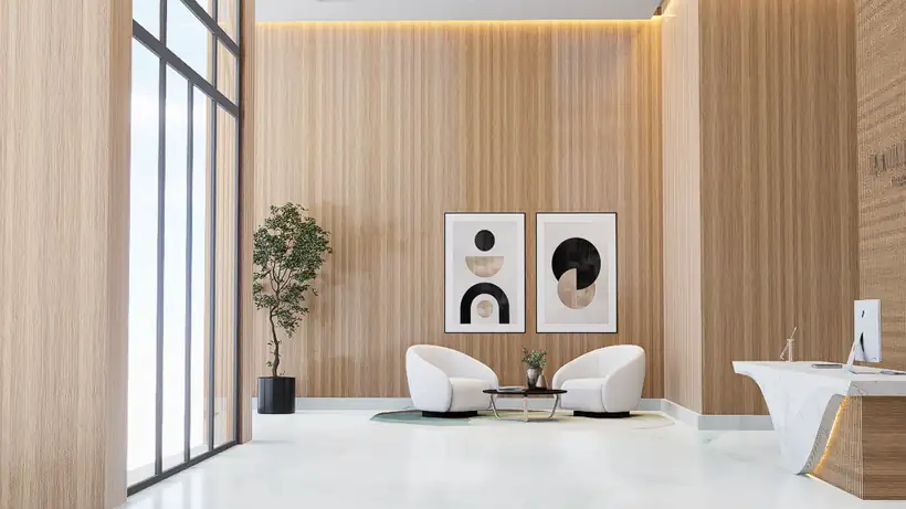 Salle d'attente avec fauteuils et grandes baies vitrées