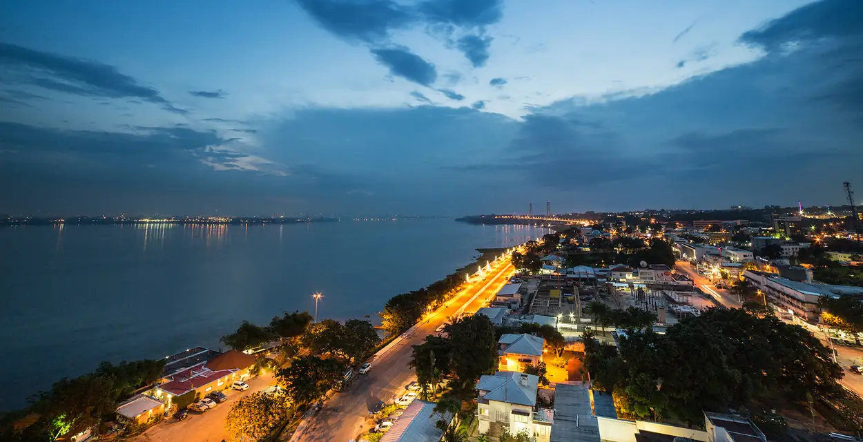 Panorama sur le fleuve Congo depuis le site, avec Kinshasa sur l'autre rive